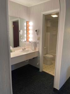Een badkamer bij Ranch Inn Jackson Hole