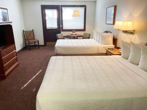 Кровать или кровати в номере Ranch Inn Jackson Hole