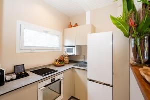 Nhà bếp/bếp nhỏ tại EAST KEYS - East Lagoon Suites
