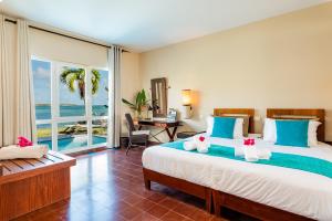 Giường trong phòng chung tại EAST KEYS - East Lagoon Suites