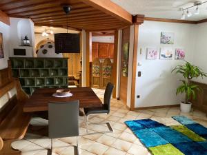 comedor con mesa de madera y sillas en Ferienwohnung Scheiblechner, en Göstling an der Ybbs