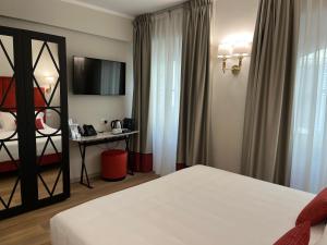 Un televizor și/sau centru de divertisment la Corte dei Sogni Boutique Hotel & spa