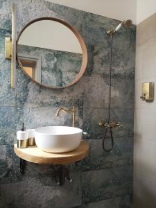 uma casa de banho com um lavatório e um espelho em Codicei Studio em Brasov