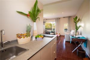Nhà bếp/bếp nhỏ tại EAST KEYS - East Lagoon Suites
