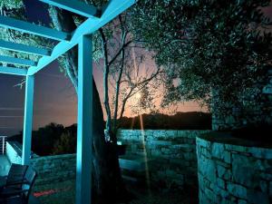 Gallery image of VillaSleeps10-Garden-FreeParking-Pool-Ac in Gaios +28 photos