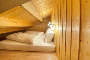 Habitación con 2 camas en una cabaña de madera en Chalet Salzburg Dienten, en Dienten am Hochkönig