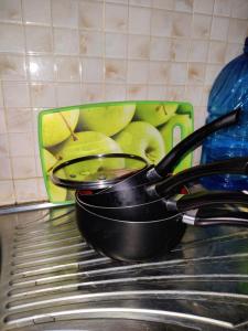 une marmite noire assise sur une cuisinière dans l'établissement Ella's Haven, à Nairobi