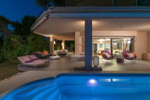 Bazén v ubytování Luxurious Villa Philoxenia nebo v jeho okolí