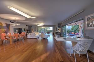 sala de estar con mesa y sillas y comedor en Luxurious Villa Philoxenia, en Lagonisi