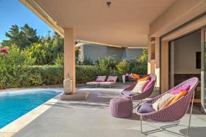 Bazén v ubytování Luxurious Villa Philoxenia nebo v jeho okolí