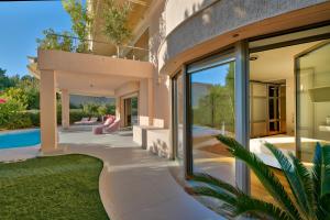 Bazén v ubytování Luxurious Villa Philoxenia nebo v jeho okolí