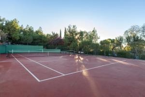Tenis a/nebo squash v ubytování Luxurious Villa Philoxenia nebo okolí