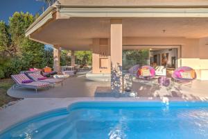 Bazén v ubytování Luxurious Villa Philoxenia nebo v jeho okolí