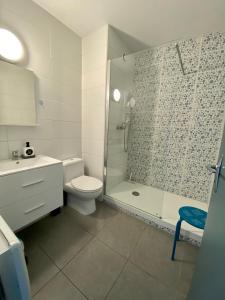 サン・パレ・シュル・メールにあるRésidence de Saint Palaisのバスルーム(シャワー、トイレ、シンク付)