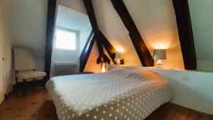 Säng eller sängar i ett rum på Gite La Coustourelle - Appartement T4 en coeur de village