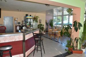 a bar in a restaurant with chairs and a table at Hotel Wesso in Kavarna