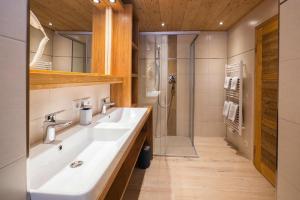 ein Bad mit einem Waschbecken und einer Dusche in der Unterkunft holiday home, Fügen in Fügen