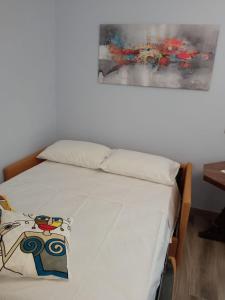 Bett in einem Schlafzimmer mit Wandgemälde in der Unterkunft Cappuccini Express House in Pozzuoli