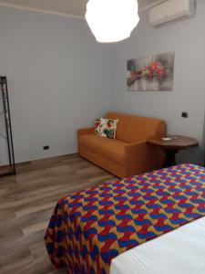 ein Wohnzimmer mit einem Bett und einem Sofa in der Unterkunft Cappuccini Express House in Pozzuoli