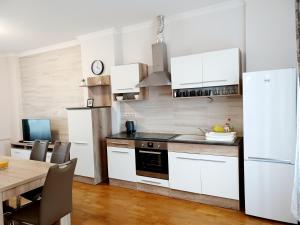 Kuchyň nebo kuchyňský kout v ubytování Apartment Hlavní