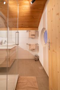 een badkamer met een douche en een glazen deur bij Haus Buachwald in Schruns
