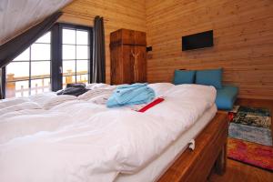 ein großes weißes Bett in einem Zimmer mit Fenster in der Unterkunft Cottage, Schierke in Schierke