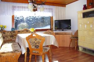 uma sala de jantar com uma mesa e uma janela em Vacation Home, Oberschoenau em Oberschönau