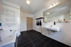 Un baño blanco con dos lavabos y un espejo. en Doppelhaushälften, Strausberg, en Strausberg 9 fotos más