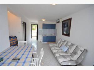 een woonkamer met een tafel en een bank bij Apartments Mate in Sveti Petar