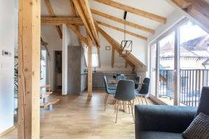 Гостиная зона в Bright & Spacious Loft In The Heart Of Old Town