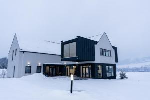 uma casa na neve com uma luz à frente em Pensiunea Qubik Praid em Ocna de Jos