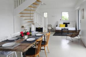 een eetkamer en een woonkamer met een tafel en stoelen bij Holiday Home, La Trinite-sur-Mer in La Trinité-sur-Mer