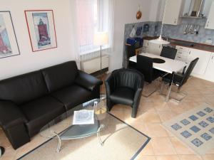 - un salon avec un canapé et une table dans l'établissement Apartment, St Peter-Ording, à Sankt Peter-Ording