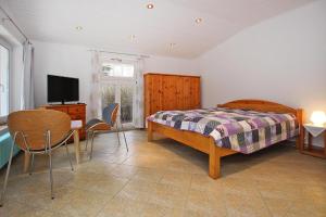 Кровать или кровати в номере Ferienhaus am Wockersee in Parchim