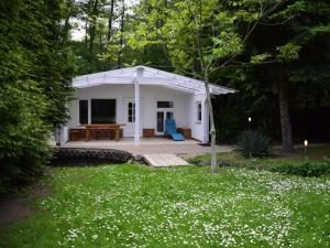 ein weißes Cottage inmitten eines Gartens in der Unterkunft Holiday home Fischerhaus, Parchim in Parchim