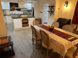 eine Küche und ein Esszimmer mit einem Tisch und Stühlen in der Unterkunft Round Lodge Dorset in Sherborne