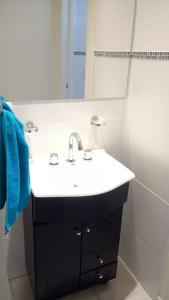y baño con lavabo y espejo. en Cabañas Sendero de Pinos - Alquileres RV en Monte Hermoso