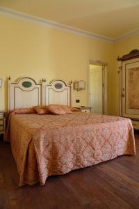 1 dormitorio con 1 cama grande con manta rosa en Casa Leopardi, en Florencia