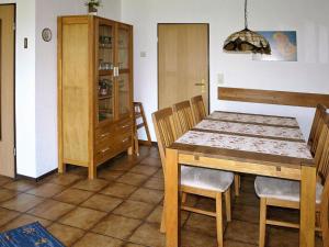 ein Esszimmer mit einem Holztisch und Stühlen in der Unterkunft Terraced house, Nessmersiel in Neßmersiel