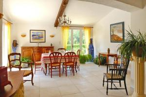 Et opholdsområde på holiday home in Puyméras with garden