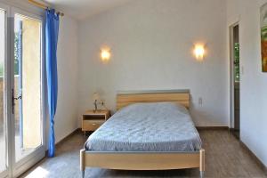 En eller flere senge i et værelse på holiday home in Puyméras with garden