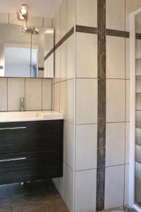 Et badeværelse på holiday home in Puyméras with garden + 16 billeder