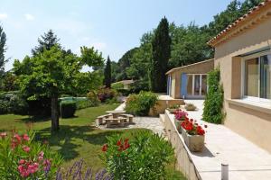 En have udenfor holiday home in Puyméras with garden