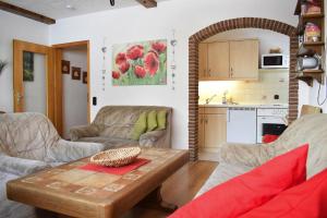 ein Wohnzimmer mit einem Tisch und einer Küche in der Unterkunft Apartment in Haidm hle with balcony or terrace in Haidmühle