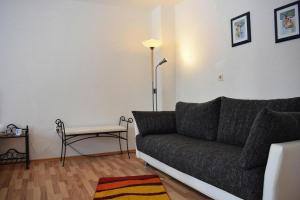 ein Wohnzimmer mit einem Sofa und einem Tisch in der Unterkunft Apartment in Haidm hle with balcony or terrace in Haidmühle