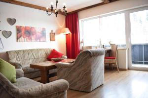 ein Wohnzimmer mit einem Sofa und einem Tisch in der Unterkunft Apartment in Haidm hle with balcony or terrace in Haidmühle