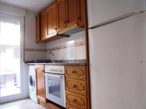 A kitchen or kitchenette at Llandels 21
