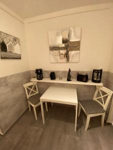 Zimmer mit einem Tisch, 2 Stühlen und einer Theke in der Unterkunft Apartment Glasower 31 in Berlin + 6 Fotos