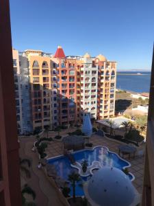 een uitzicht op een resort met een zwembad en gebouwen bij Playa Honda vistas al mar, 1a Línea playa, PARKING, WIFI in Playa Honda