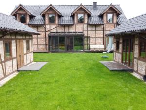 Ogród w obiekcie Residence in Zastan with Lake Access